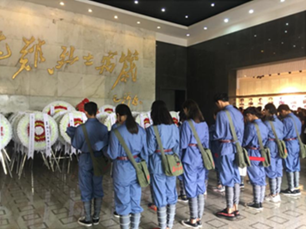 图10 敬献花圈.png 图10 敬献花圈.png